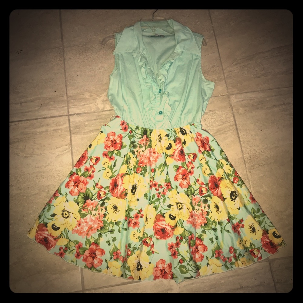 BEAUTIFUL mint green dress! Just above the knee